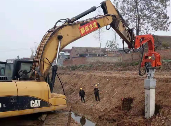 水泥樁打樁機(jī)